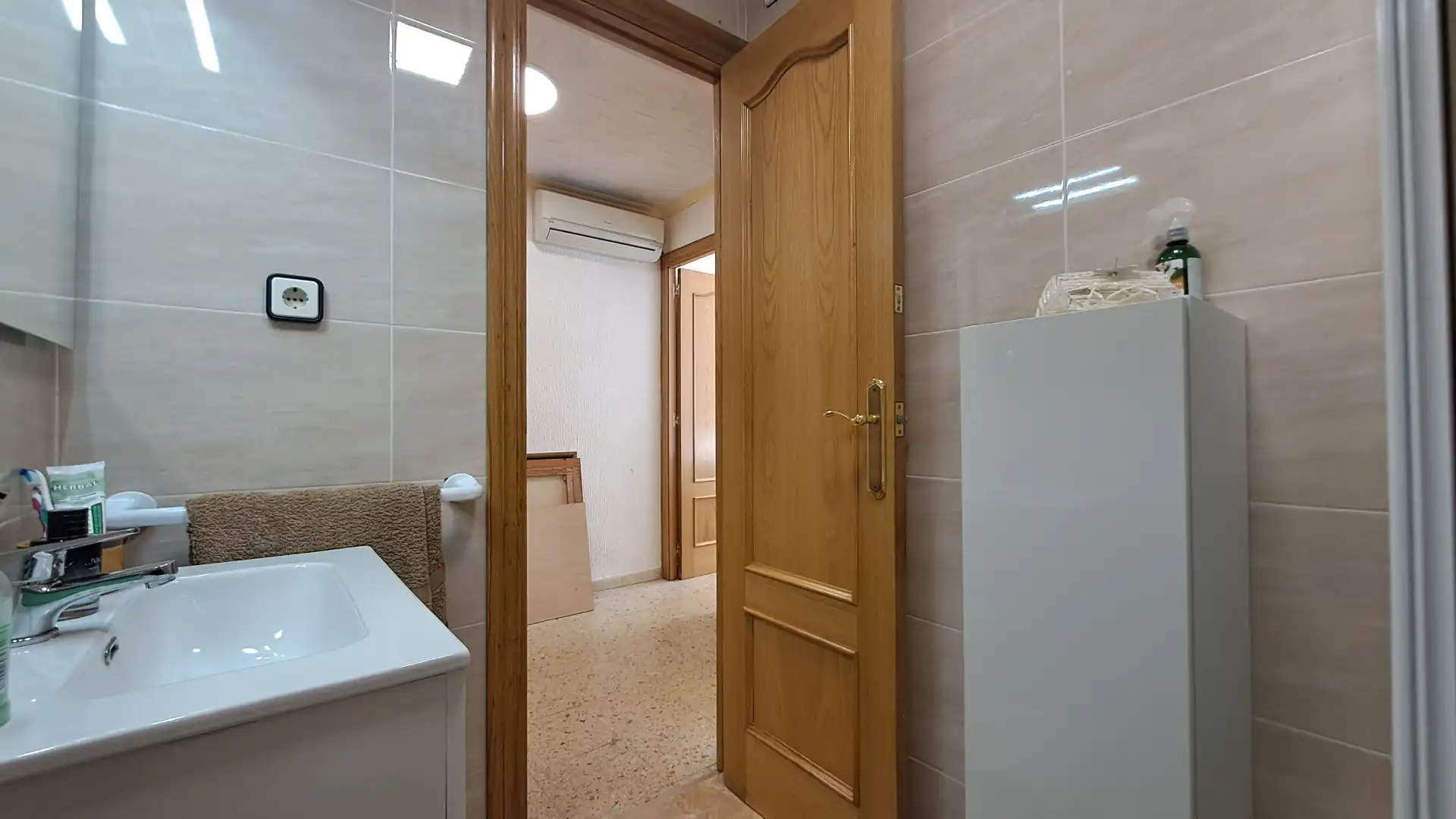 Badezimmer von Wohnung zum Verkauf in Tarragona mit Klimaanlage und Ofen