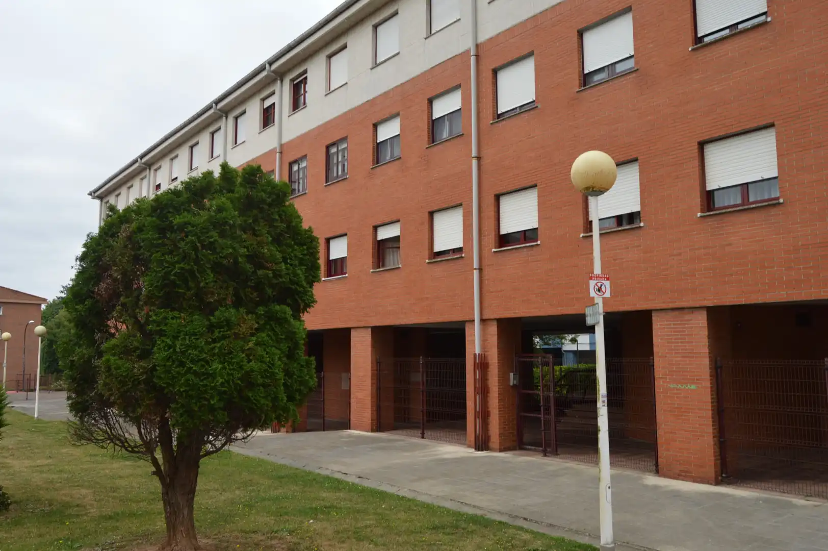 Vista exterior de Piso en venta en Avilés con Calefacción, Parquet y Trastero