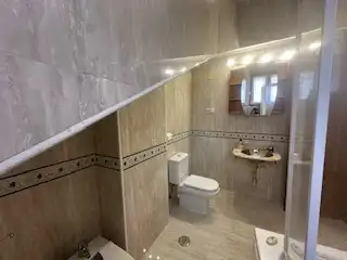 Badezimmer von Maisonette zur Miete in León Capital  mit Heizung, Parkett und Terrasse