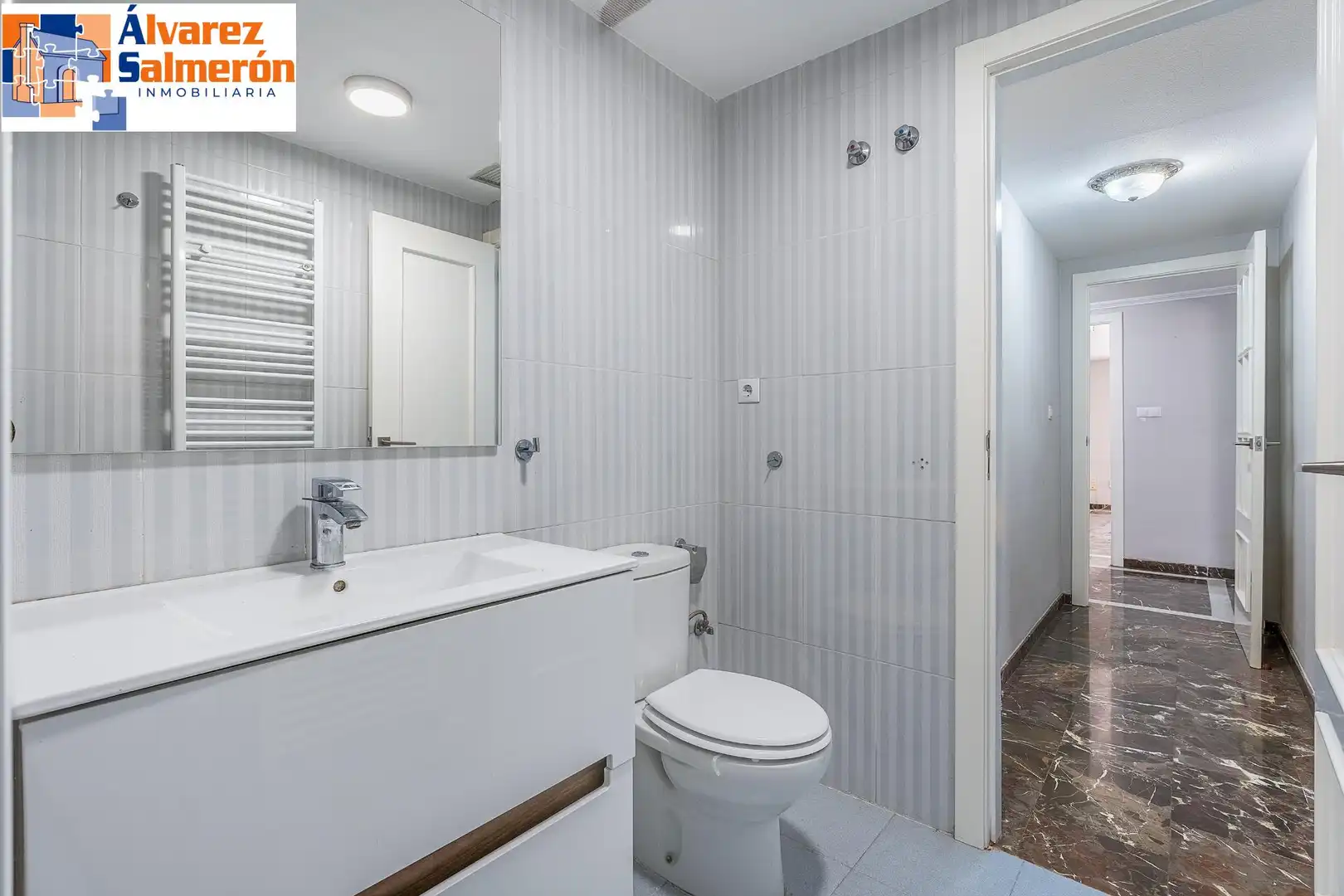 Baño de Piso en venta en Granada con Aire acondicionado, Calefacción y Terraza