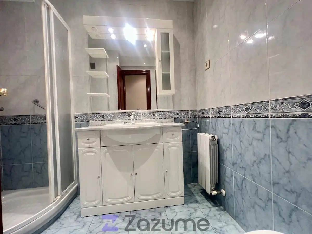 Badezimmer von Wohnung zur Miete in Bilbao  mit Heizung, Terrasse und Möbliert