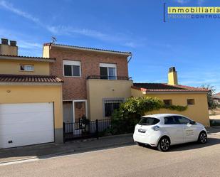 Vista exterior de Casa o xalet en venda en San Mateo de Gállego amb Aire condicionat, Terrassa i Balcó