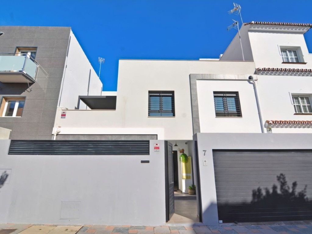 Vista exterior de Casa o xalet en venda en Fuengirola amb Aire condicionat, Calefacció i Terrassa