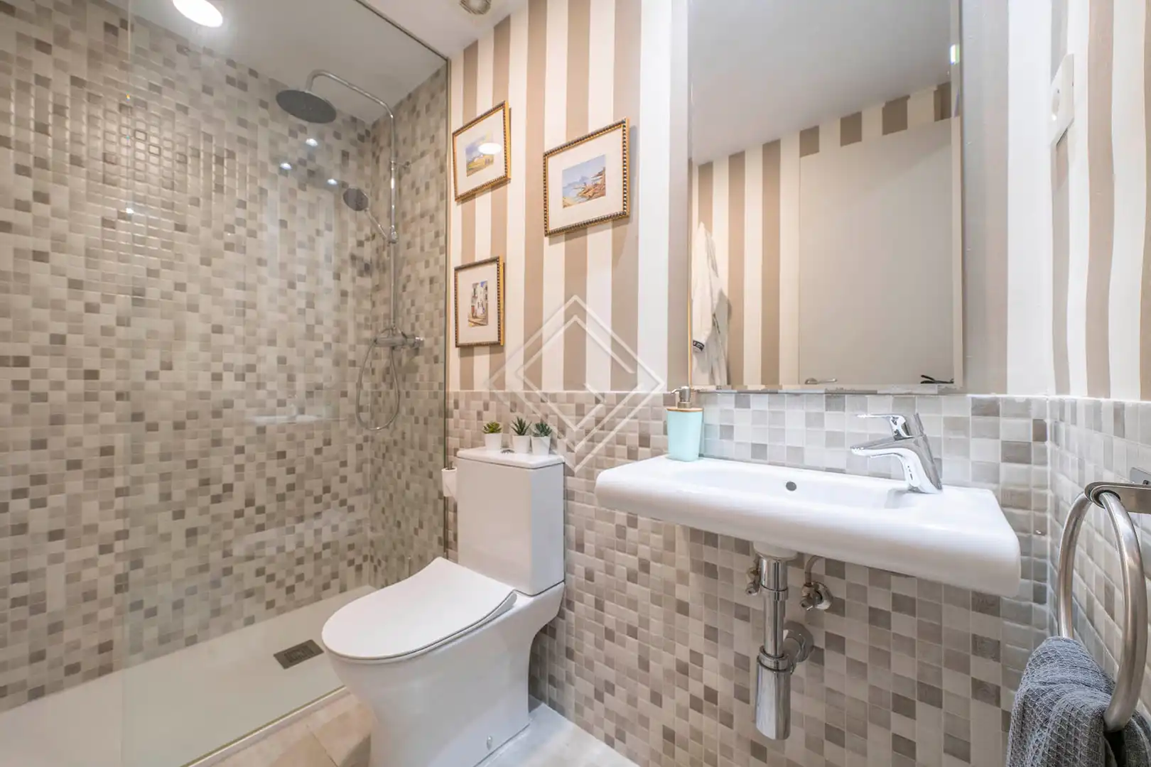 Badezimmer von Einfamilien-Reihenhaus zum Verkauf in Madrid mit Klimaanlage, Heizung und Privatgarten