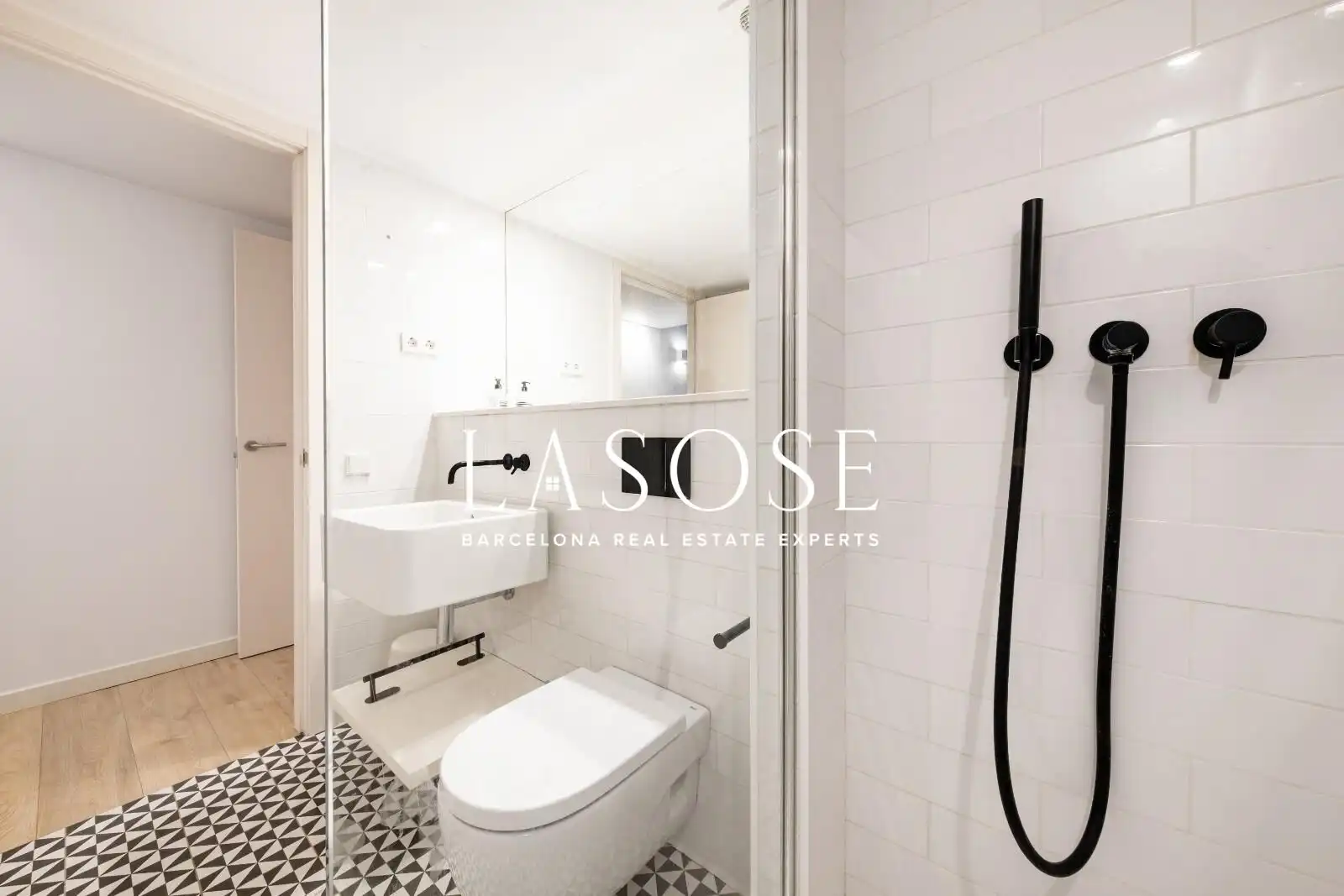 Badezimmer von Dachboden zum Verkauf in Barcelona mit Klimaanlage, Heizung und Terrasse
