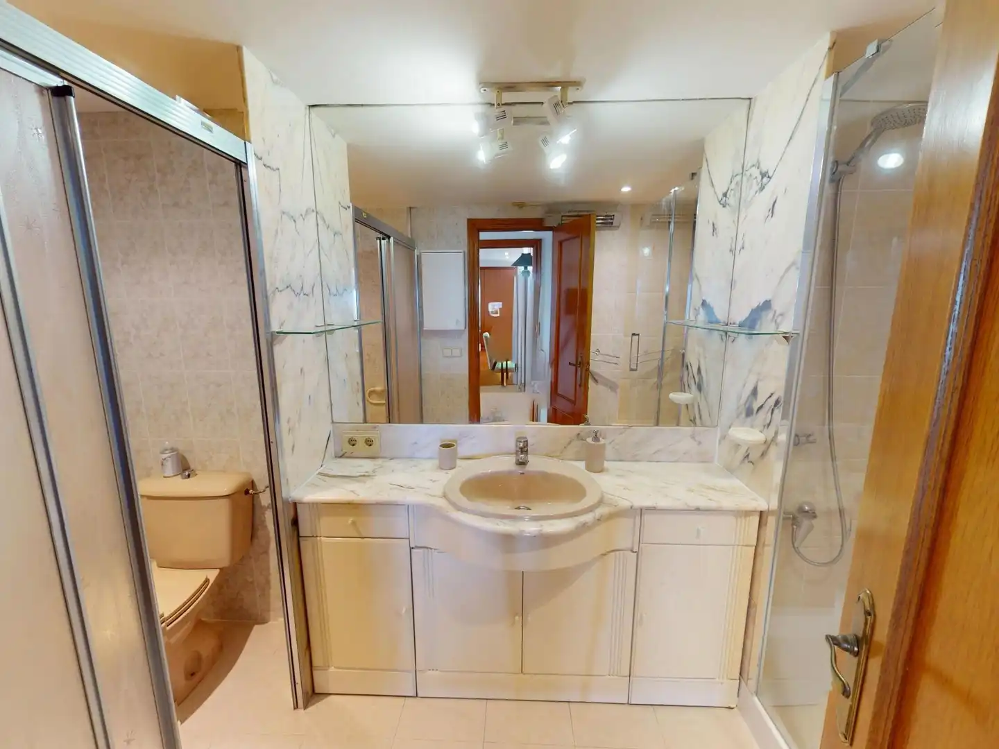 Baño de Piso de alquiler en Valencia con Aire acondicionado, Parquet y Amueblado