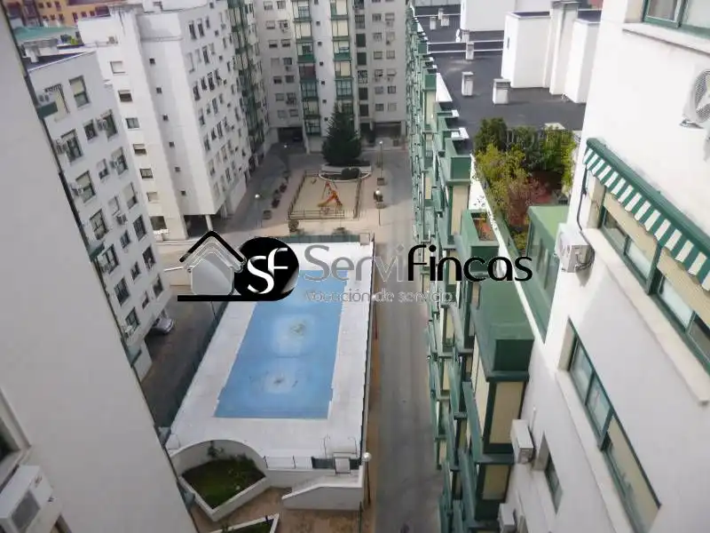Piso con piscina en alquiler en Calle TORROX 28