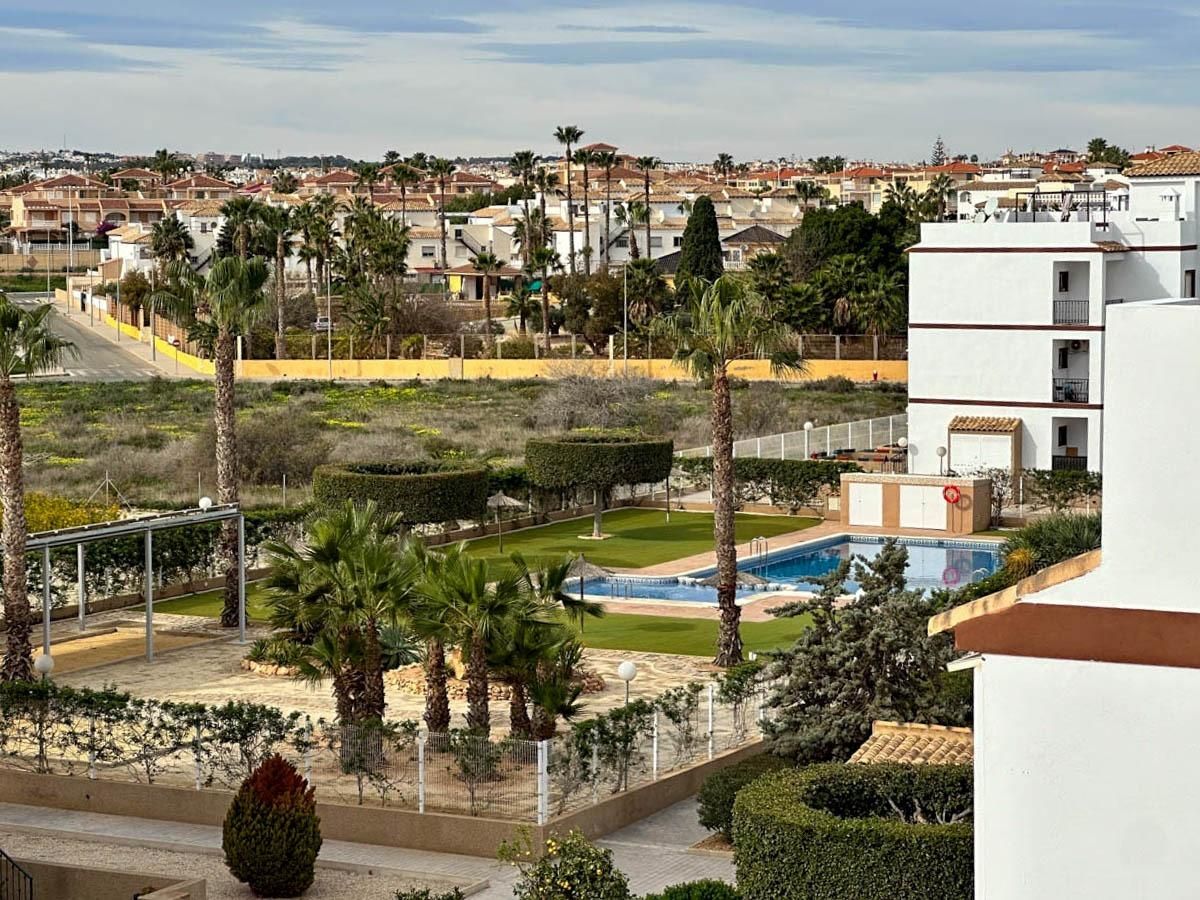 Vista exterior de Casa o xalet en venda en Orihuela amb Aire condicionat, Calefacció i Jardí privat