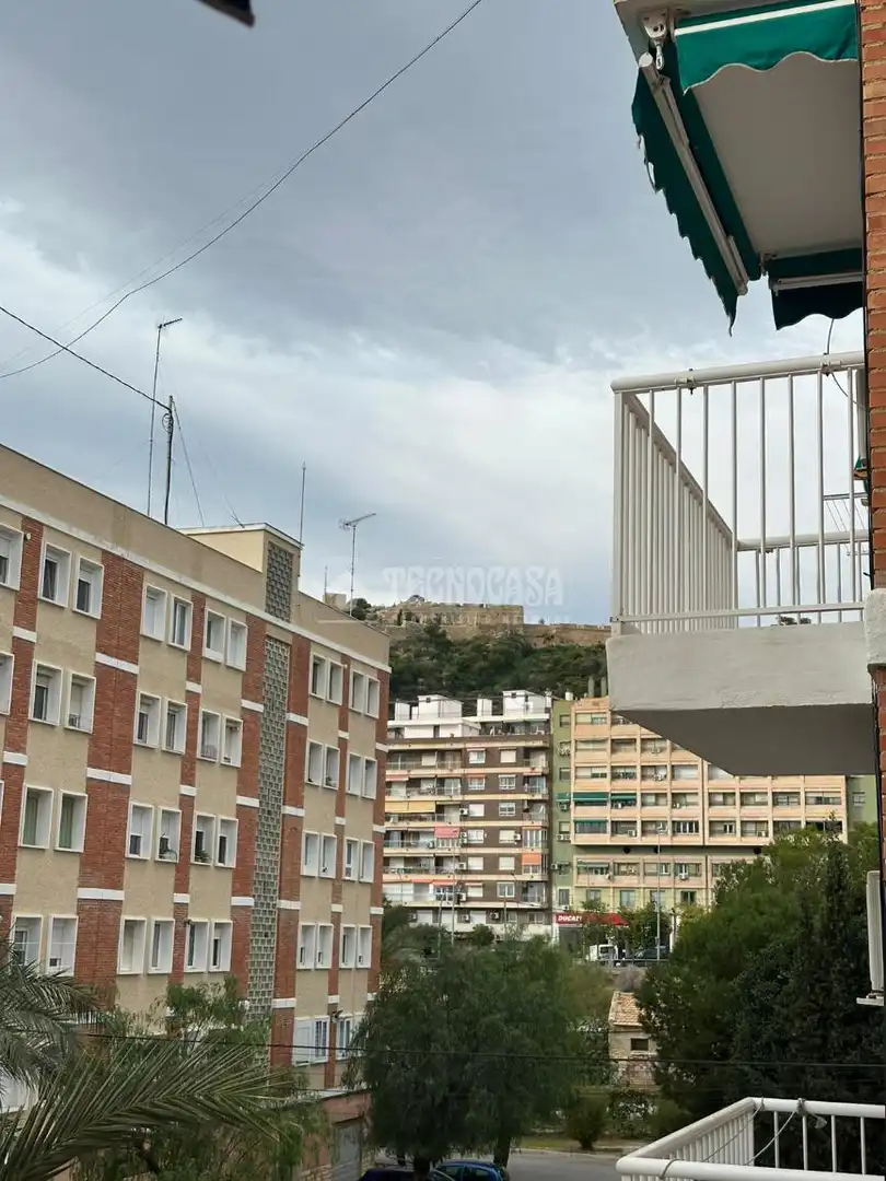 Vista exterior de Pis en venda en Alicante / Alacant amb Balcó