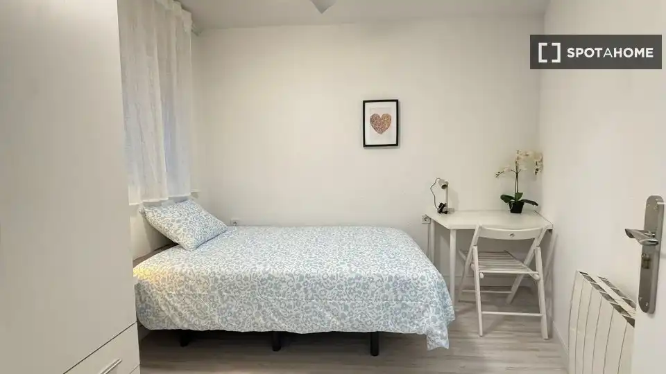Bedroom of Flat for rent in Madrid  with Air Conditioner, Heating and Furnished