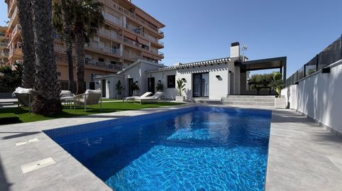 VILLA TOTALMENTE REFORMADA CON VISTAS AL MAR Y A 100 METROS DE PLAYA EN PUNTA PRIMA CON PISCINA PRIVADA Y CON PARCELA DE 360 M2.
