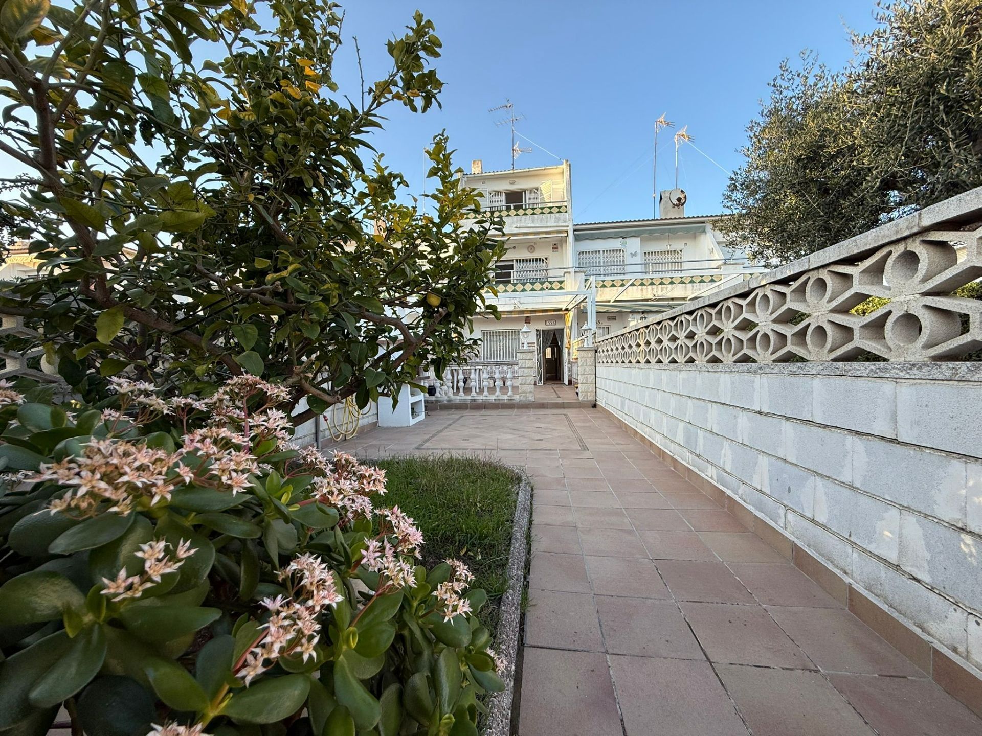 Vista exterior de Casa adosada en venda en Cunit amb Calefacció, Jardí privat i Terrassa
