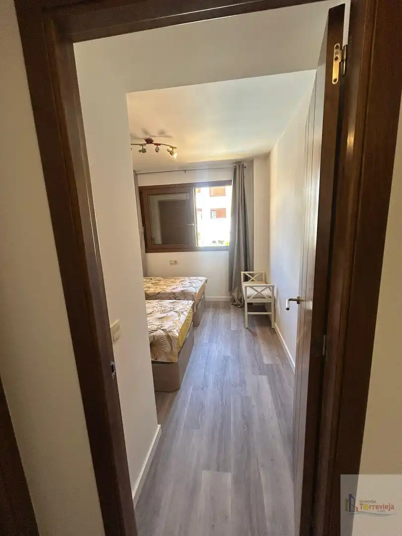 Dormitori de Apartament de lloguer en Torrevieja amb Aire condicionat, Calefacció i Terrassa