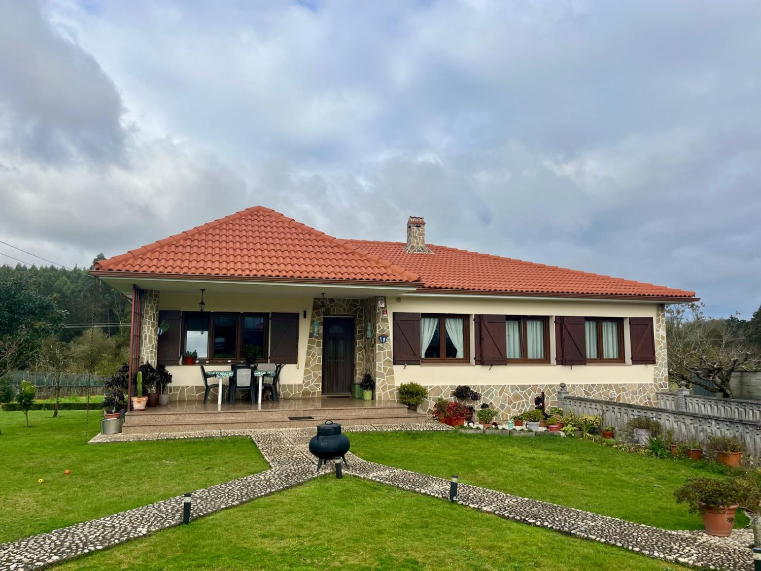 Vista exterior de Casa o xalet en venda en Carballo amb Calefacció