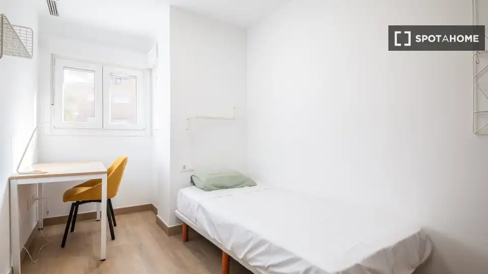 Bedroom of Flat for share in Burjassot  with Air Conditioner, Heating and Furnished