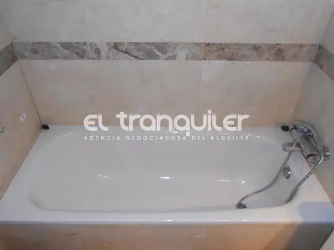 Bathroom of Flat for rent in Madrid  with Air Conditioner, Parquet flooring and Swimming Pool