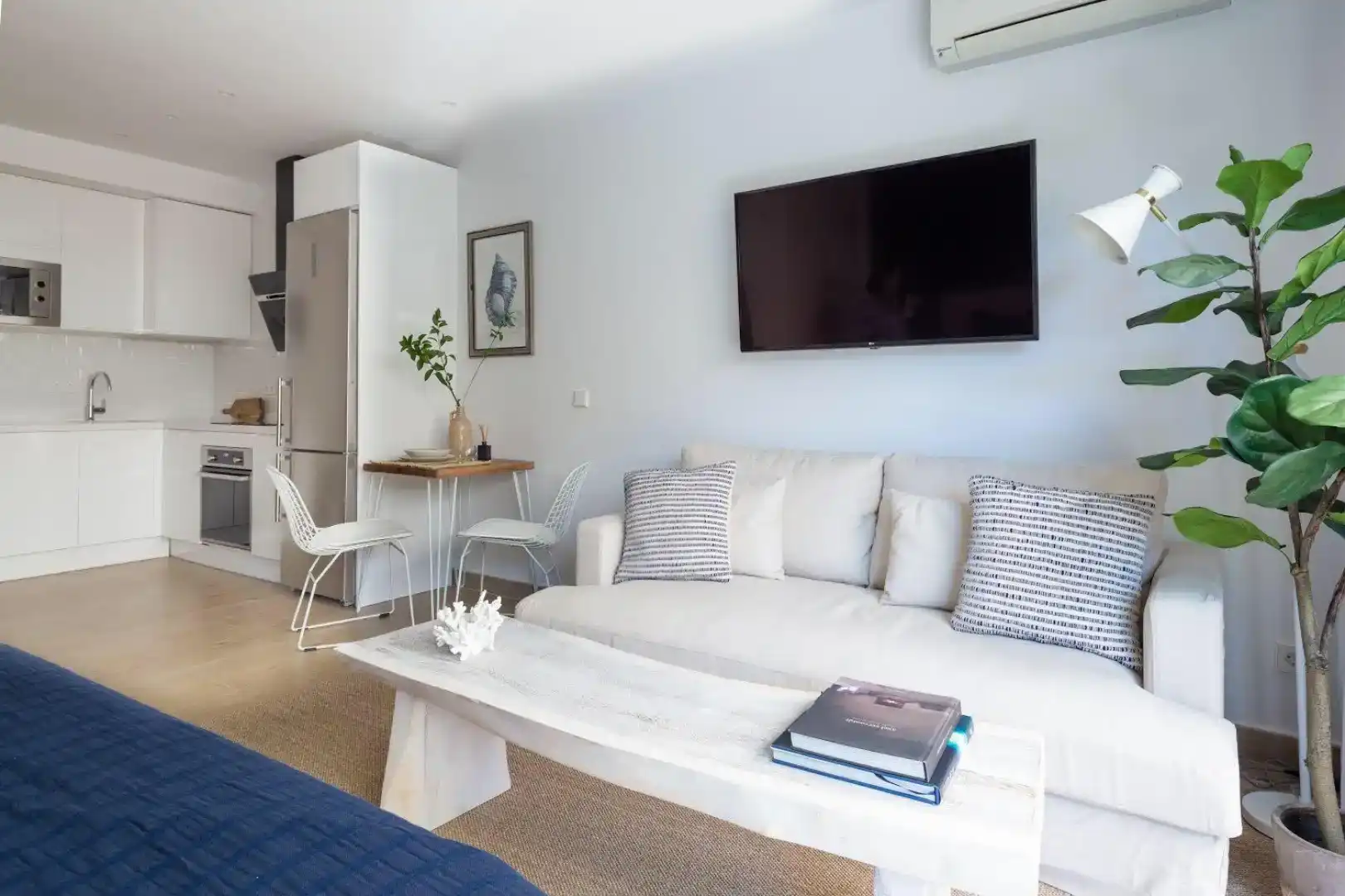 Living room of Flat for sale in Marbella  with Air Conditioner and Swimming Pool