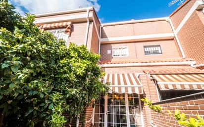 Vista exterior de Casa adosada en venda en Parla amb Aire condicionat, Calefacció i Jardí privat
