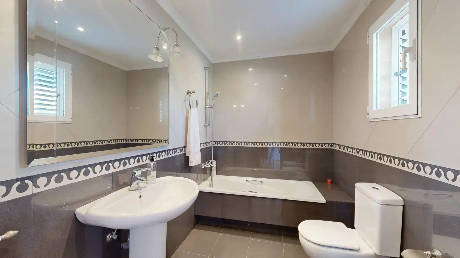 Bathroom of Houses for sale in Sagunto / Sagunt  with Private garden, Terrace and Swimming Pool