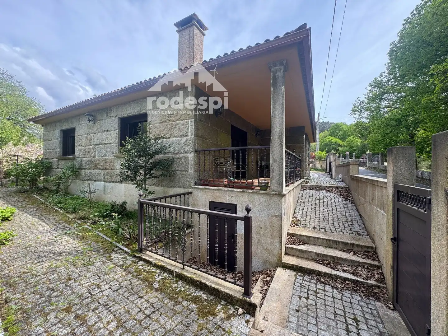 Vista exterior de Casa o xalet en venda en Covelo amb Calefacció, Traster i Moblat