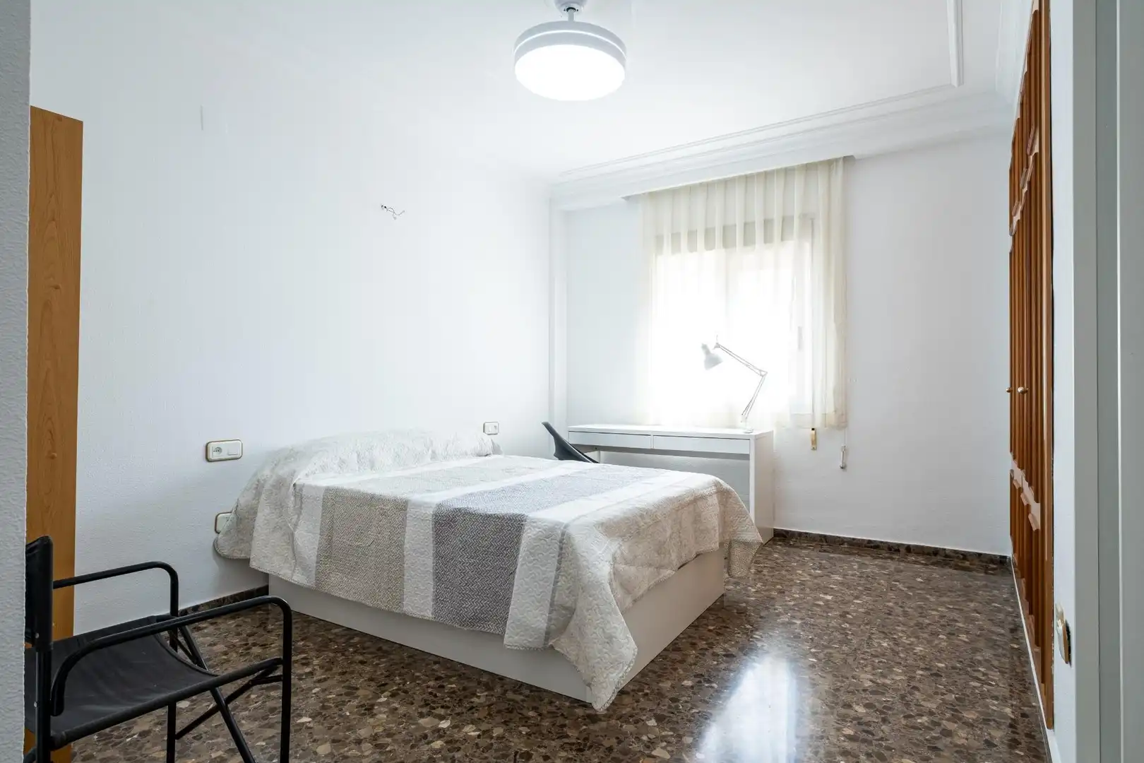 Schlafzimmer von Dachboden zur Miete in Moncada mit Privatgarten, Terrasse und Balkon