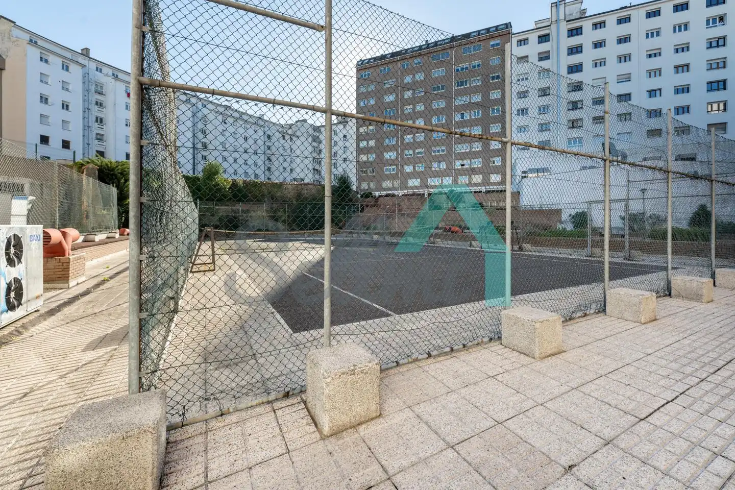 Vista exterior de Piso en venta en Oviedo  con Calefacción