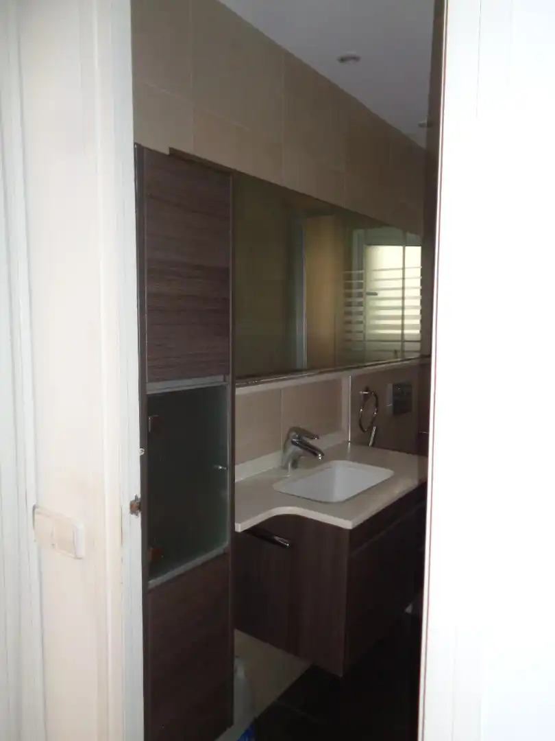 Baño de Piso de alquiler en Barcelona con Lavadora y Balcón