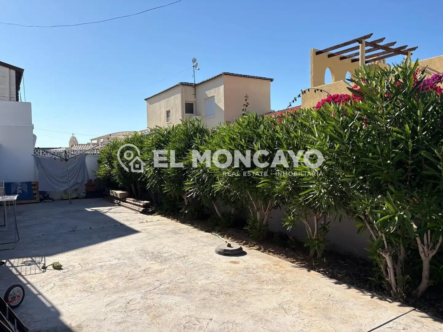 Vista exterior de Casa o chalet en venta en Torrevieja con Jardín privado, Terraza y Piscina