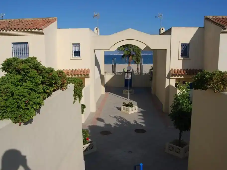 Vista exterior de Apartament de lloguer en Algeciras amb Piscina
