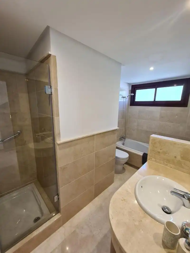 Baño de Casa adosada de alquiler en Benahavís con Aire acondicionado, Calefacción y Jardín privado