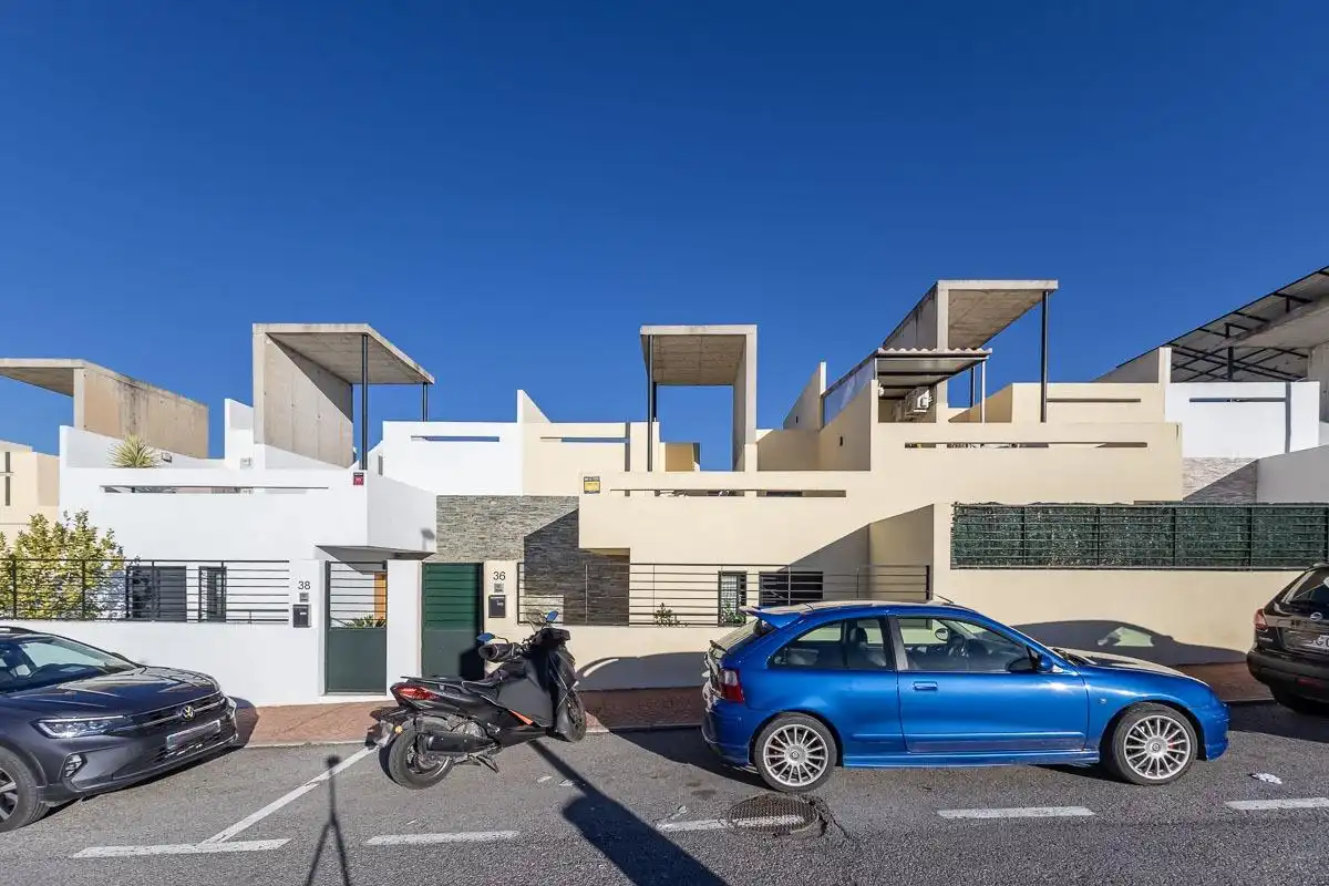 Vista exterior de Casa adosada en venta en Las Gabias con Piscina comunitaria