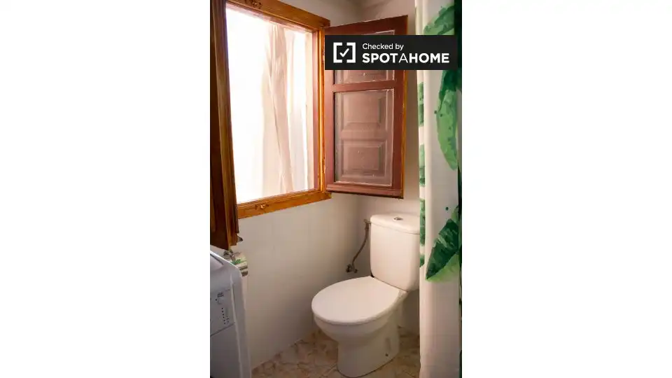 Baño de Piso de alquiler en Barcelona con Aire acondicionado, Calefacción y Amueblado