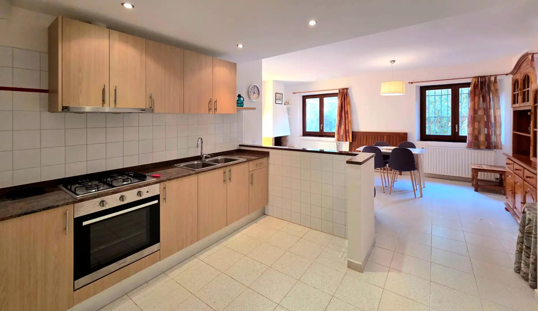 Cuina de Apartament de lloguer en Begur amb Jardí privat, Piscina i Moblat