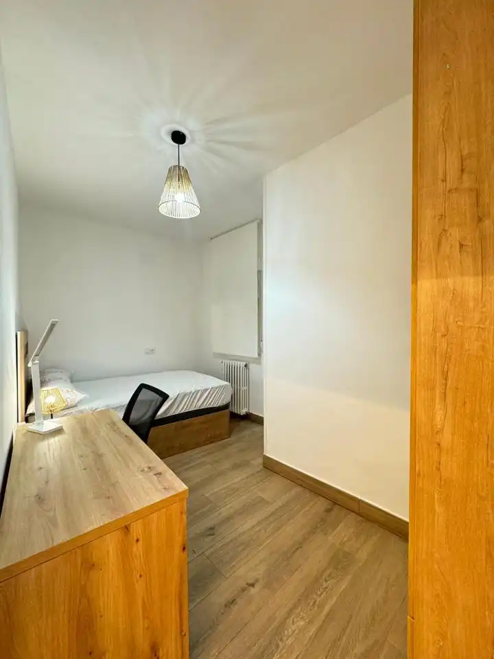 Habitación de Piso para compartir en Segovia con Calefacción, Terraza y Amueblado