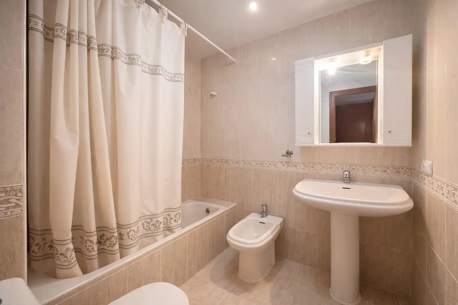 Badezimmer von Dachboden zum Verkauf in Sorvilán mit Terrasse und Möbliert