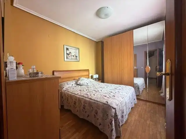 Dormitori de Dúplex en venda en León Capital  amb Calefacció i Parquet