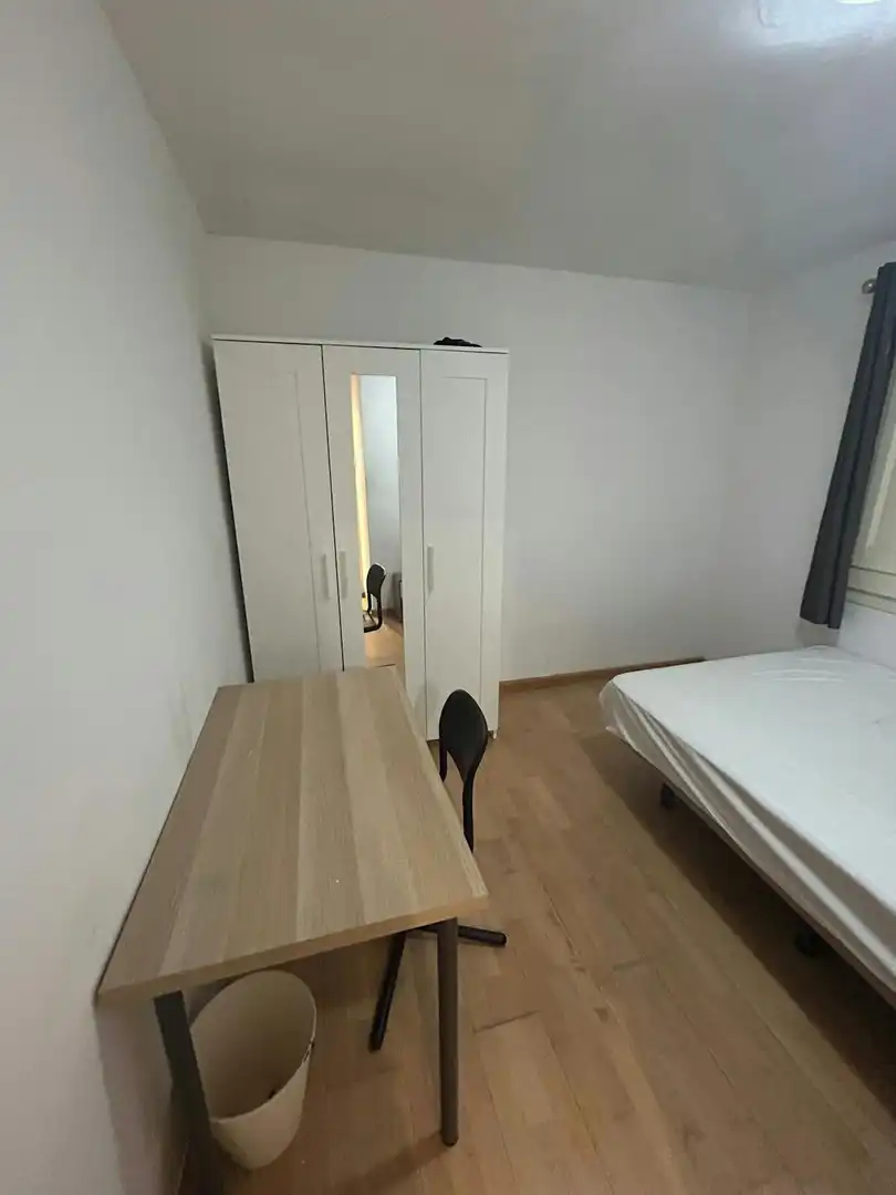 Bedroom of Flat for share in Barcelona  with Washing machine