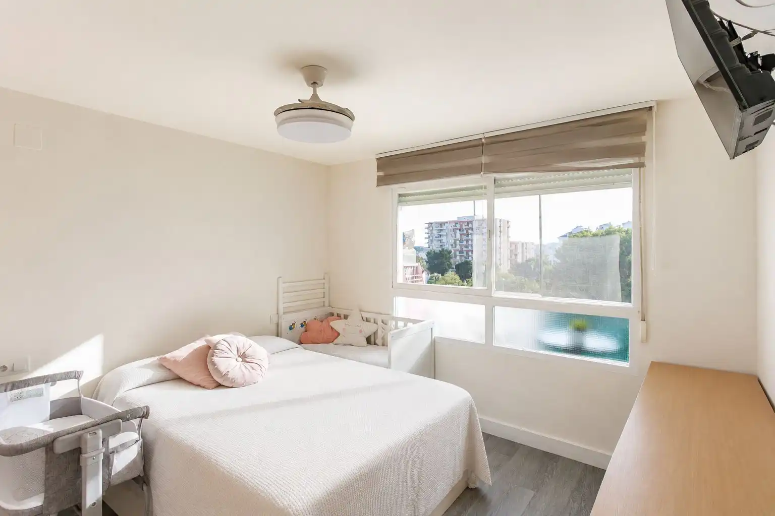 Dormitori de Apartament en venda en Benalmádena amb Aire condicionat, Jardí privat i Parquet