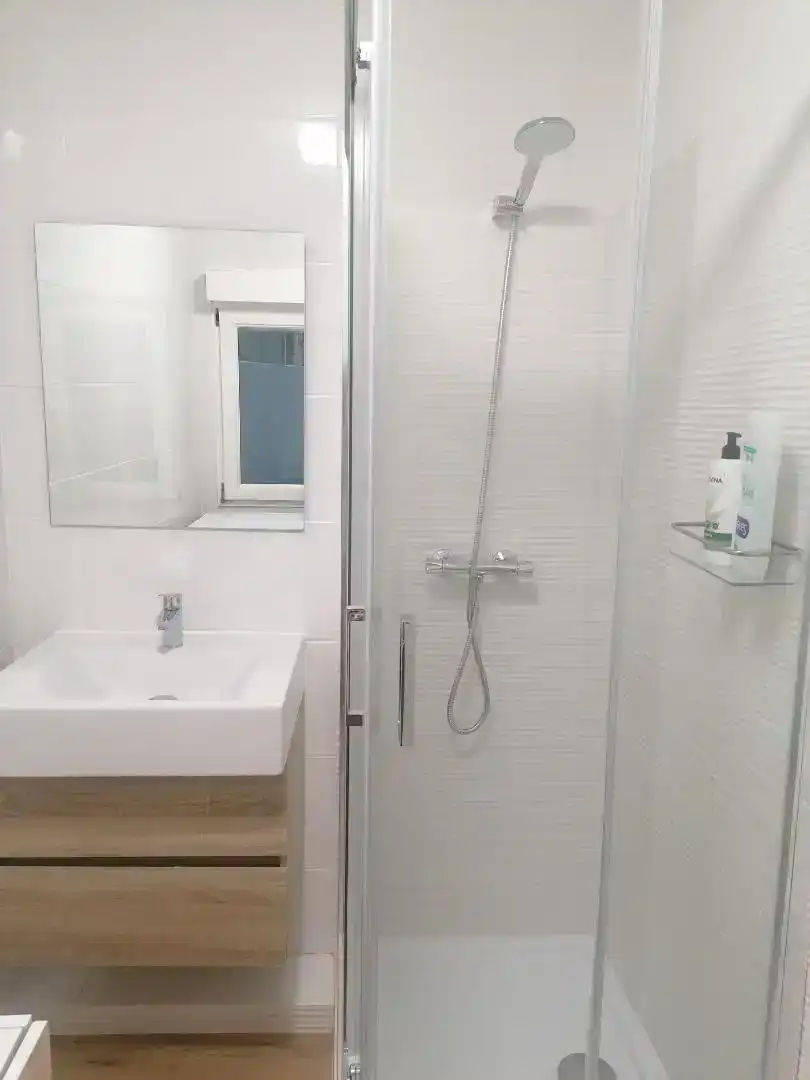 Badezimmer von Wohnung zur Miete in Gijón 