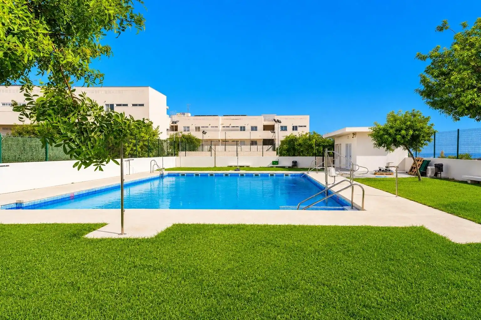 Piscina de Pis de lloguer en Almería amb Aire condicionat, Calefacció i Jardí privat