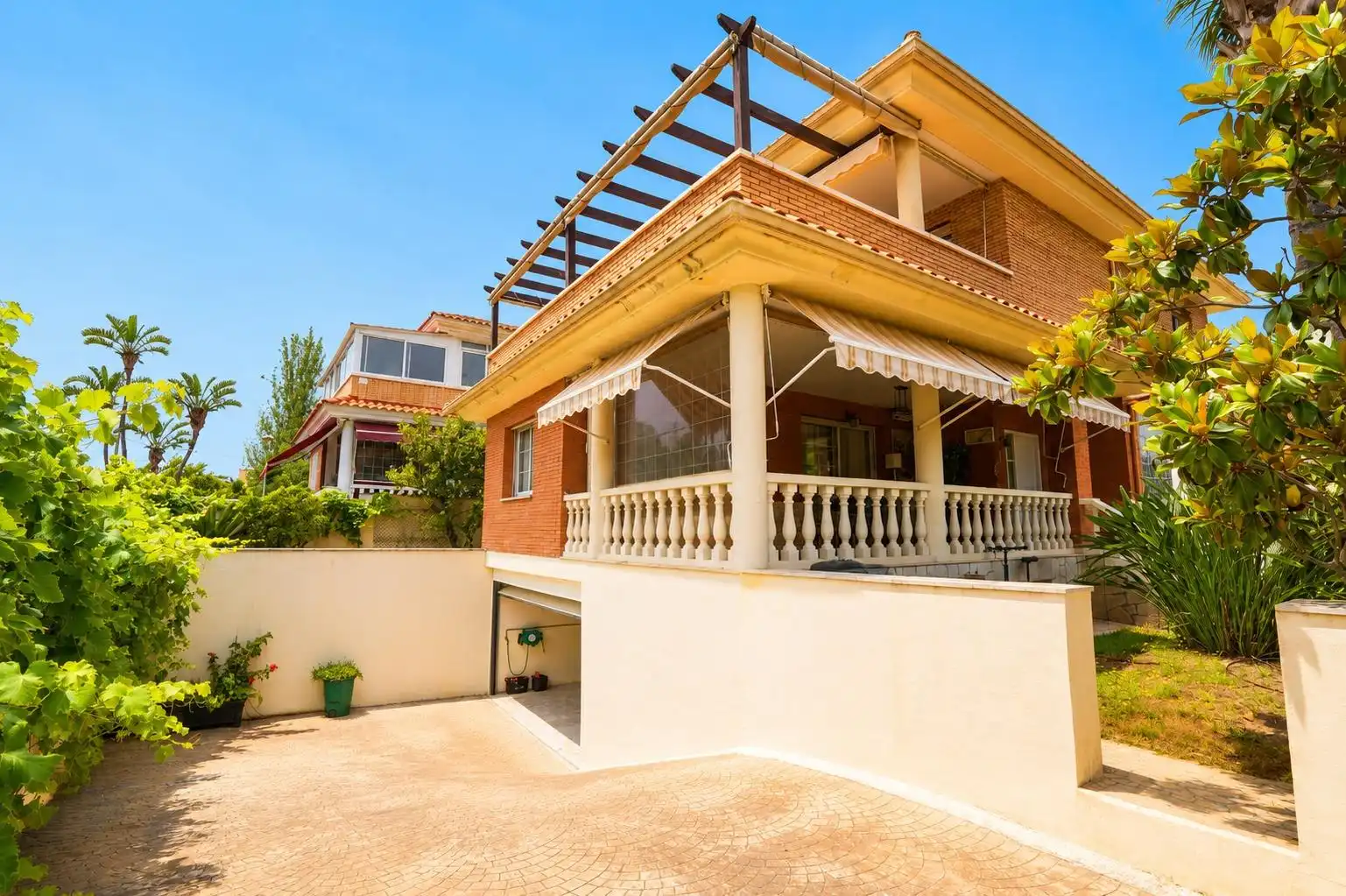 Vista exterior de Casa o xalet en venda en Cambrils amb Aire condicionat, Calefacció i Jardí privat