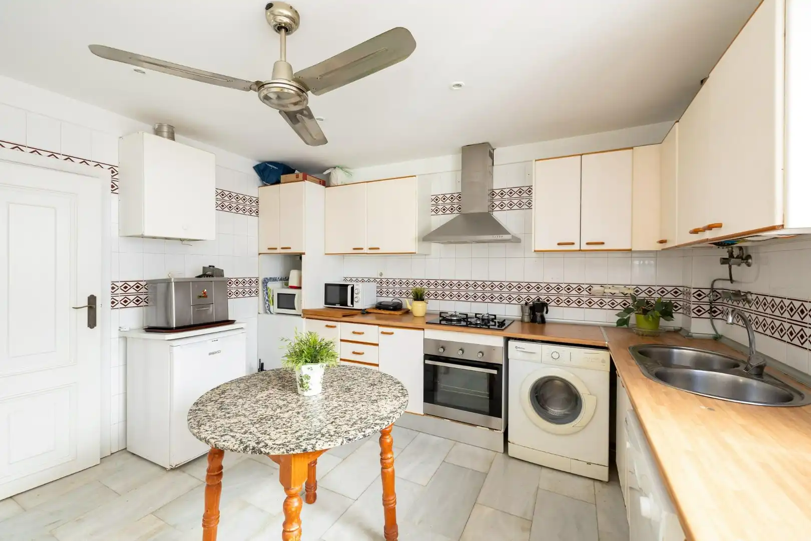 Küche von Einfamilien-Reihenhaus zum Verkauf in Motril mit Klimaanlage, Möbliert und Balkon