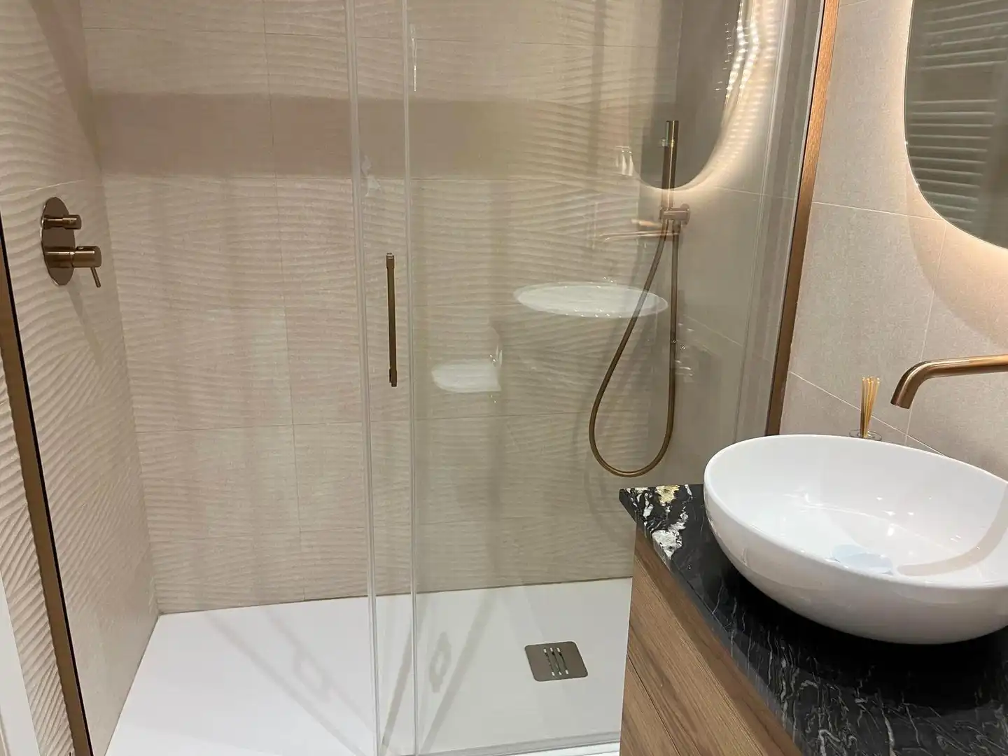 Bathroom of Flat for rent in Madrid  with Air Conditioner and Furnished