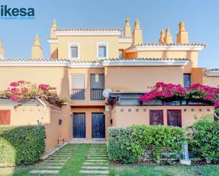 Vista exterior de Dúplex en venda en Islantilla amb Jardí privat, Terrassa i Piscina comunitària