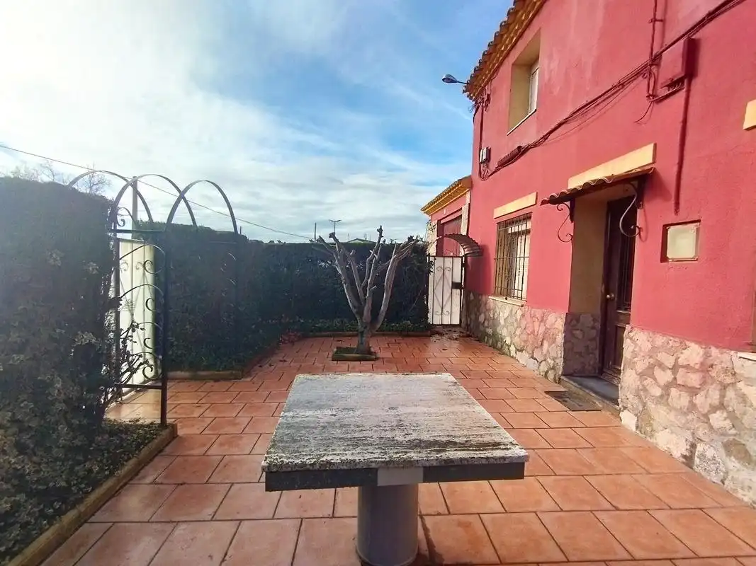 Außenansicht von Haus oder Chalet zum Verkauf in Gelsa mit Heizung, Privatgarten und Terrasse