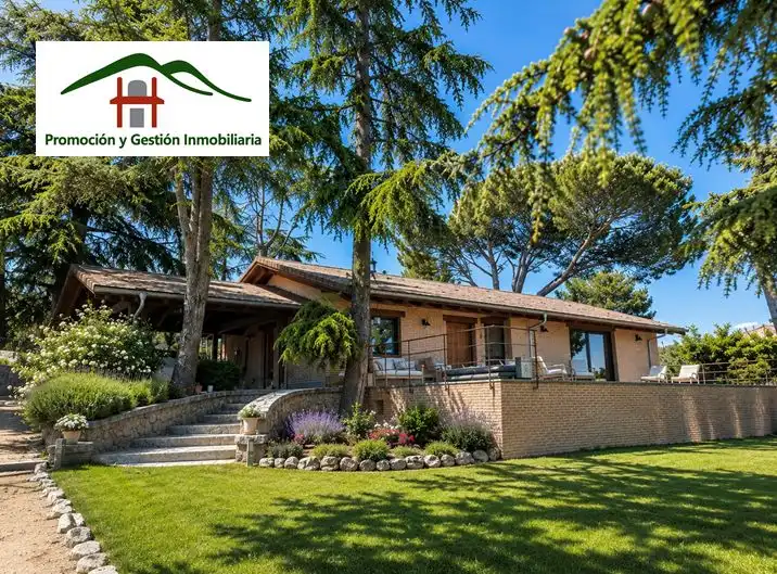 Vista exterior de Casa o chalet en venta en Hoyo de Manzanares con Jardín privado, Piscina y Amueblado