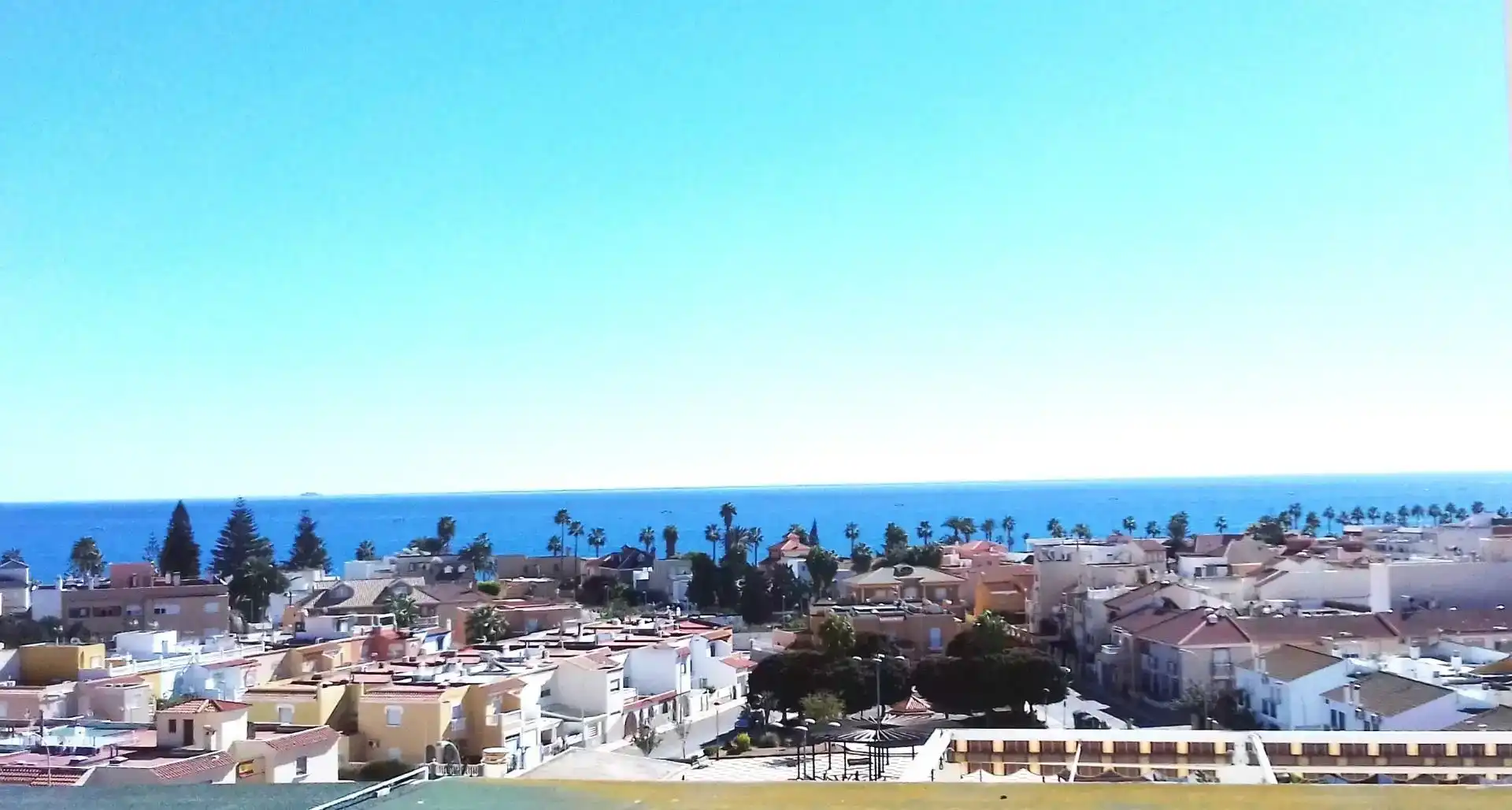 Vista exterior de Estudi en venda en Roquetas de Mar amb Aire condicionat