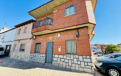 Vista exterior de Casa adosada en venda en Escalona amb Aire condicionat, Moblat i Balcó