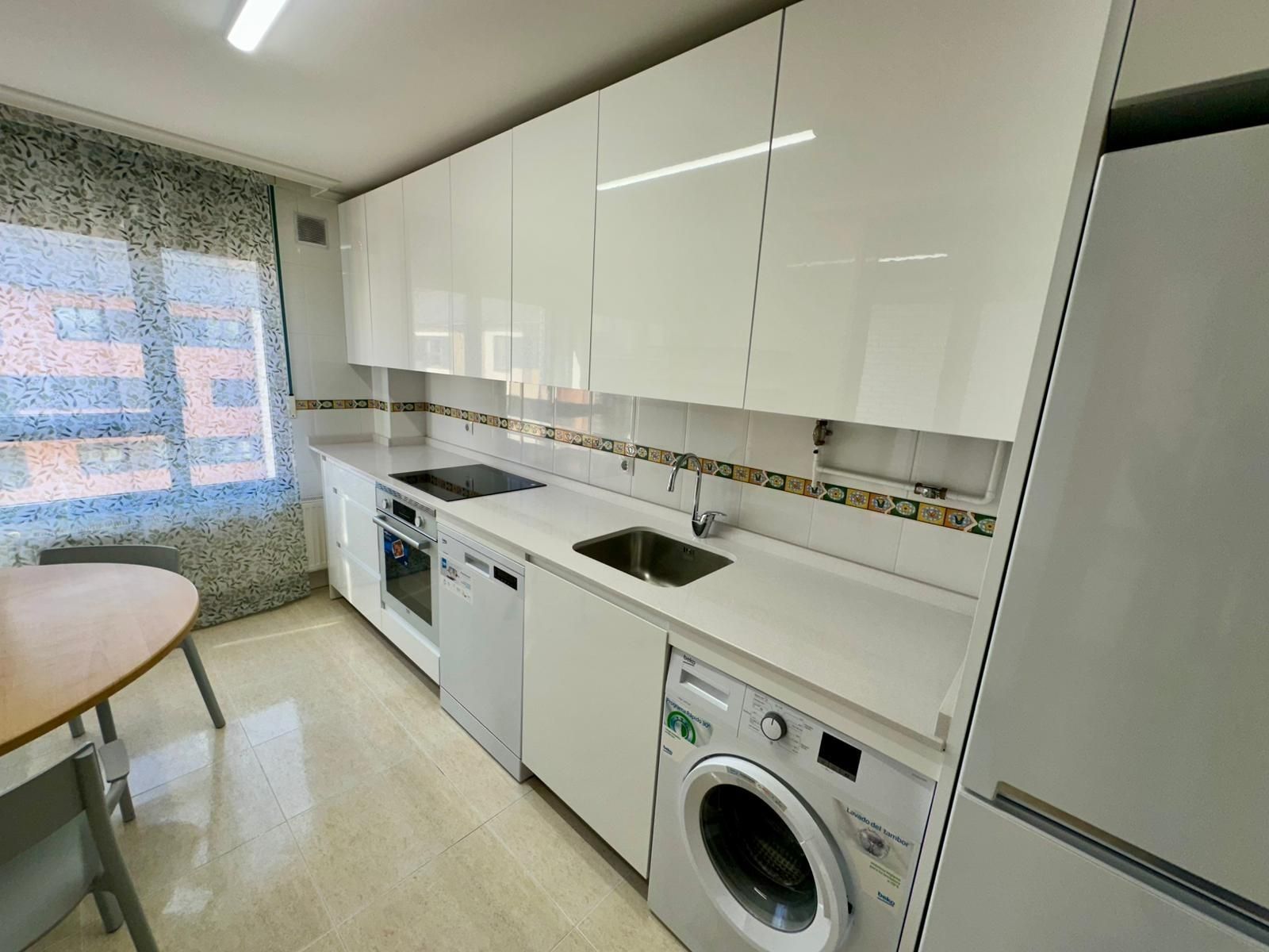 Cuina de Dúplex de lloguer en Burgos Capital amb Terrassa