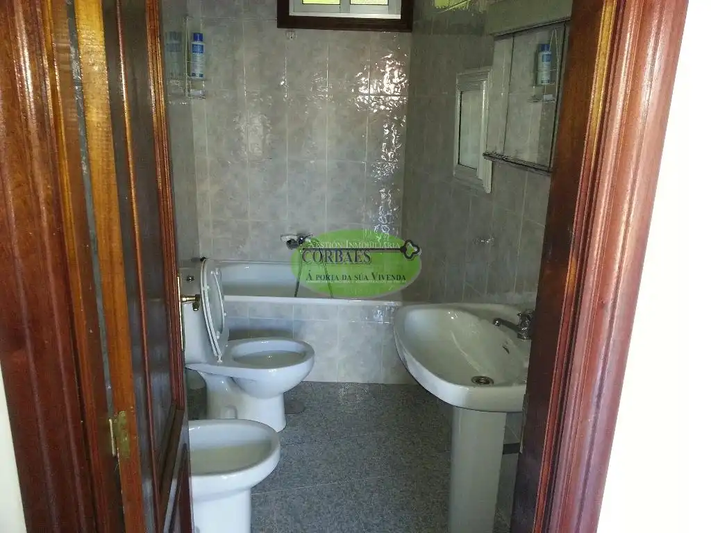 Bany de Casa o xalet en venda en Entrimo amb Jardí privat, Terrassa i Moblat